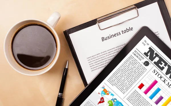 Tablet pc shows news on screen with a cup of coffee on a desk — Stock Photo, Image