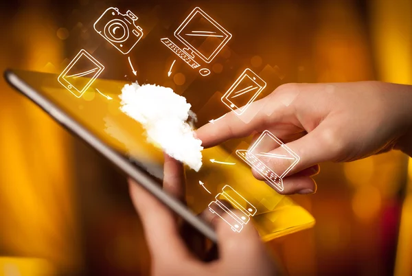 Finger puntando sul tablet pc, concetto di cloud mobile — Foto Stock