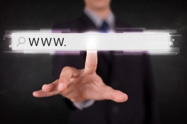 Genç işadamı www işareti ile web tarayıcı adres çubuğuna dokunuyor