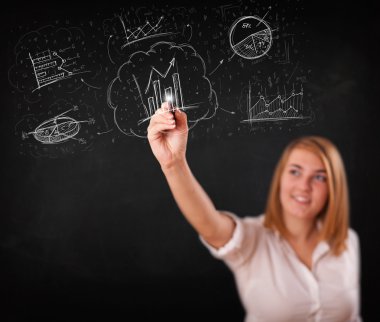 Finansal tablolar ve semboller çizen genç bir bayan.
