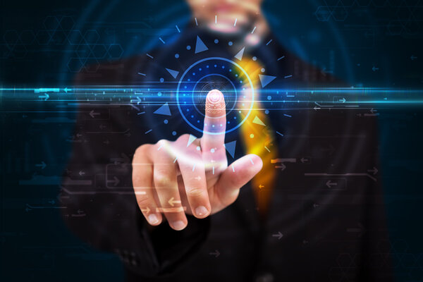 Красавчик-технарь нажимает на экран панели управления
 