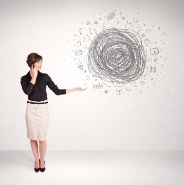 Medya karalamalarıyla genç iş kadını 