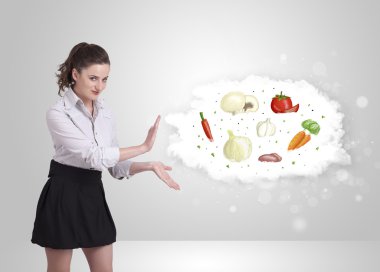 sağlıklı beslenme sebze bulutu sunan güzel bir kadın