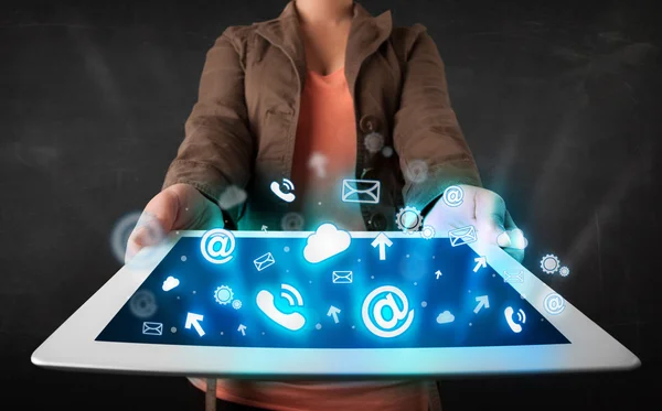 Pessoa segurando um tablet com ícones e símbolos de tecnologia azul — Fotografia de Stock