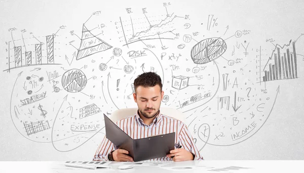 Zakenman aan bureau met handgetekende grafieken — Stockfoto