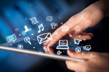 Tablet bilgisayarı üzerinde parmak işareti, sosyal medya kavramı