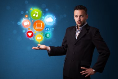 Bir iş adamının elinde multimedya simgeleri