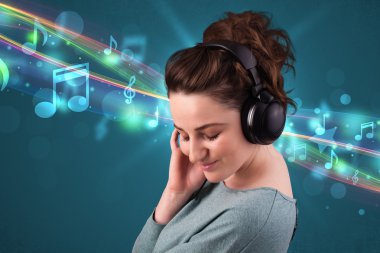 Kulaklıkla müzik dinleyen genç bir kadın.