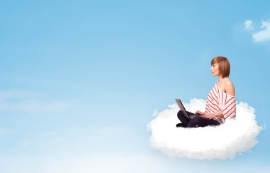 laptop kopya alanı ile bulut üzerinde oturan genç kadın