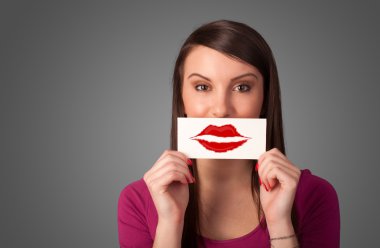 öpücük ruj işareti kart tutan mutlu güzel kadın