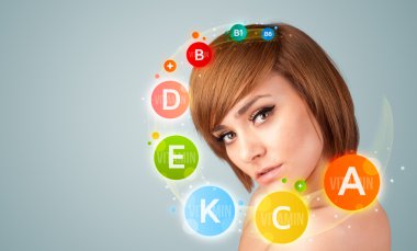 genç ve güzel kız ile renkli vitamin simgeler ve semboller