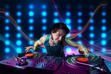 Genç dj kayıtları renkli ışıkları ile karıştırma