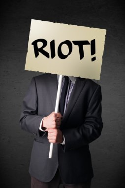 İş adamı protesto işareti tutuyor.