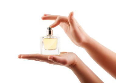 Kadın elleri parfüm sıkıyor.