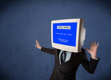 kişi bir monitör kafası ve ölümcül hata mavi ekranda di
