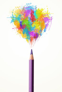 renkli boya sıçraması ile kalem yakın çekim