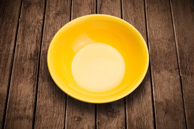 Çirkin arkaplan masasında renkli boş tabak 