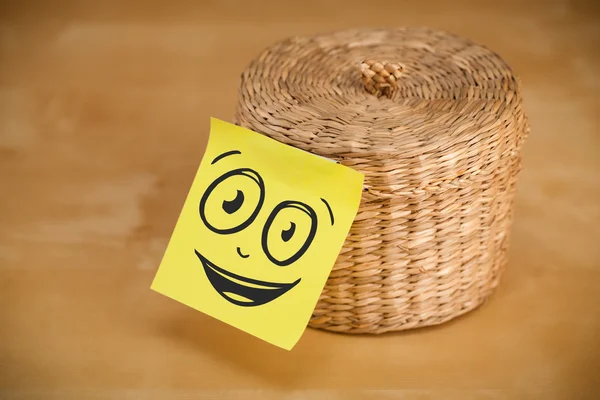 Post-it-Zettel mit Smiley-Gesicht auf Schmuckschatulle geklebt — Stockfoto