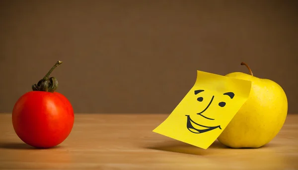 Μήλο με post-it σημείωση χαμογελώντας σε ντομάτα — Φωτογραφία Αρχείου