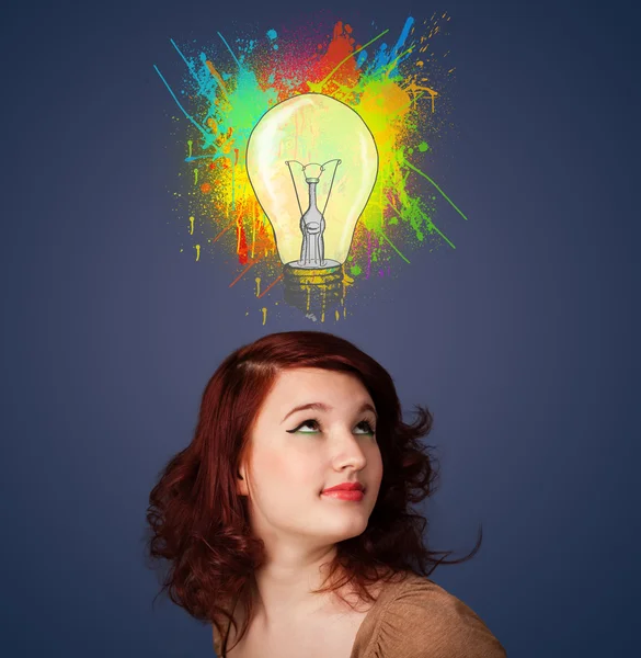 Jovem mulher pensando com lâmpada acima de sua cabeça — Fotografia de Stock