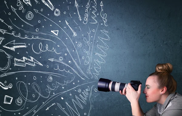 Photographe photographier des images tandis que la main énergique dessiné lignes un — Photo