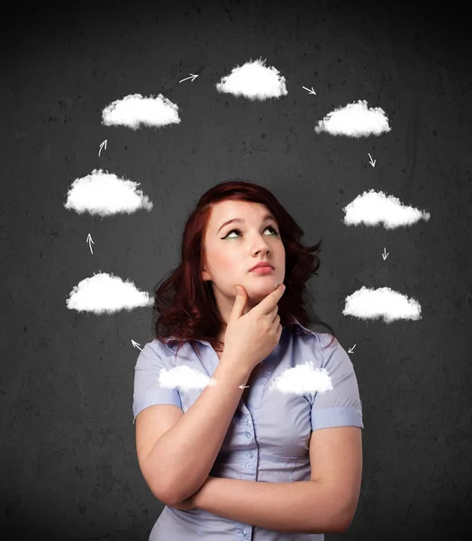 Genç kadın başının etrafında dolaşım bulut ile düşünme — Stok fotoğraf