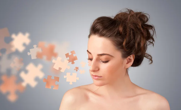 Bella ragazza con illustrazione puzzle pelle — Foto Stock