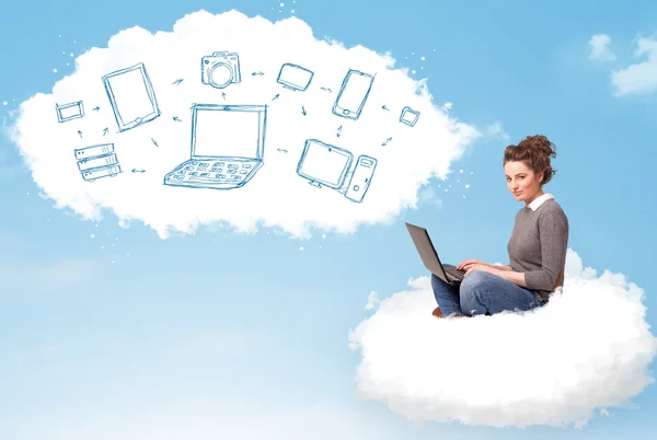 Jovem mulher sentada na nuvem com laptop — Fotografia de Stock