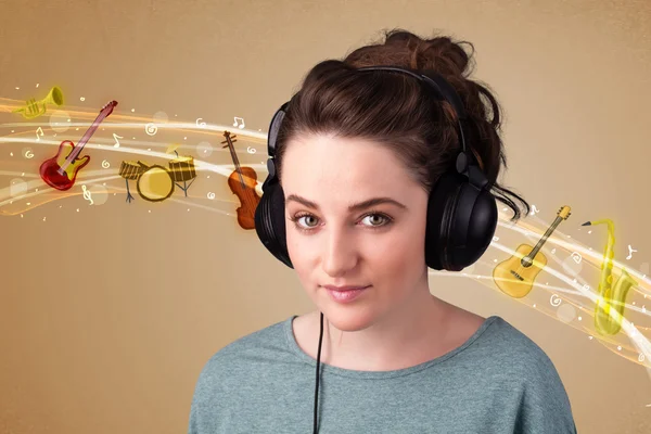 Jeune femme avec écouteurs écoutant de la musique — Photo