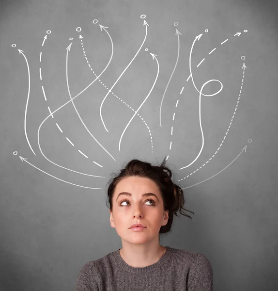 Junge Frau mit Pfeilen, die aus ihrem Kopf kommen — Stockfoto