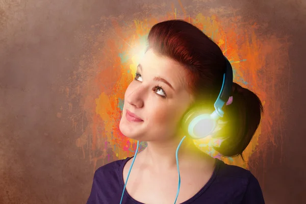 Młoda kobieta ze słuchawkami słuchającymi muzyki — Zdjęcie stockowe
