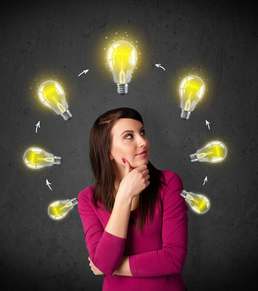 Молодая женщина думает с циркуляцией лампочки вокруг головы
