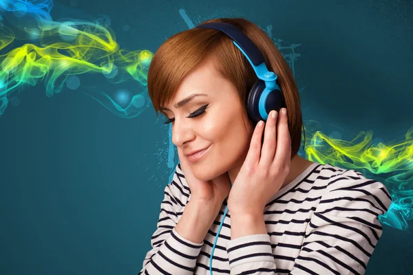 Jovem mulher ouvindo música com fones de ouvido — Fotografia de Stock
