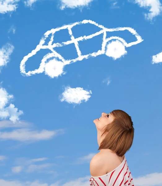Giovane ragazza guardando nube di auto su un cielo blu — Foto Stock