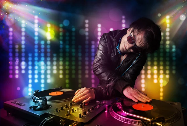 Dj tocando canciones en una discoteca con espectáculo de luz — Foto de Stock