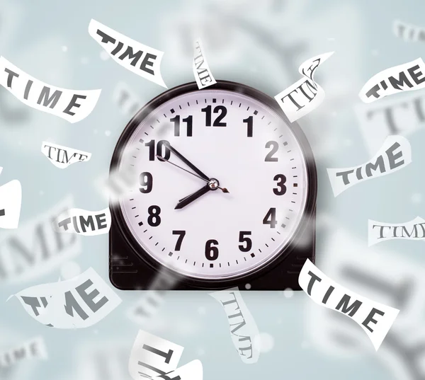 Reloj y reloj concepto con el tiempo que vuela — Foto de Stock