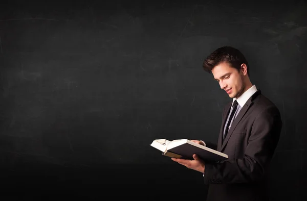 Young man reading a book — Stock Photo, Image