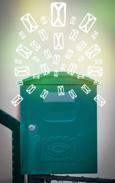 빛나는 녹색 배경 위에 글자 아이콘 이 있는 메일함 — 스톡 사진