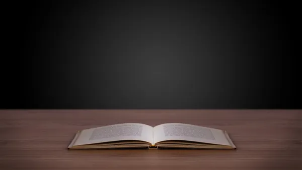 Open boek op houten dek — Stockfoto