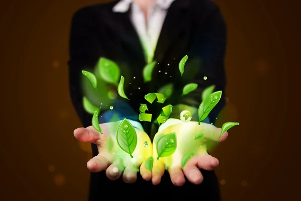 Jovem que apresenta o conceito de energia de reciclagem de folha verde eco — Fotografia de Stock