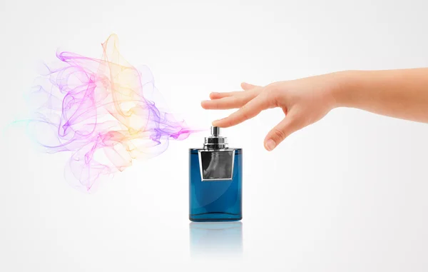 Tangan wanita penyemprotan parfum — Stok Foto