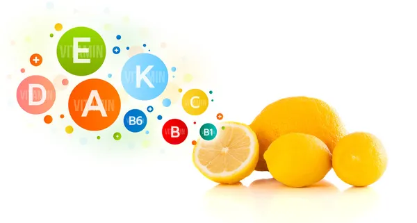Frutas saludables con coloridos símbolos e iconos vitamínicos —  Fotos de Stock