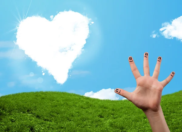 Χαρούμενα χαμογελαστά δάχτυλα κοιτάζοντας το σύννεφο σε σχήμα καρδιάς — Φωτογραφία Αρχείου
