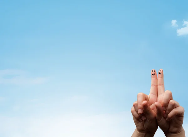 Glückliche Smiley-Finger beim Blick in den strahlend blauen Himmel — Stockfoto