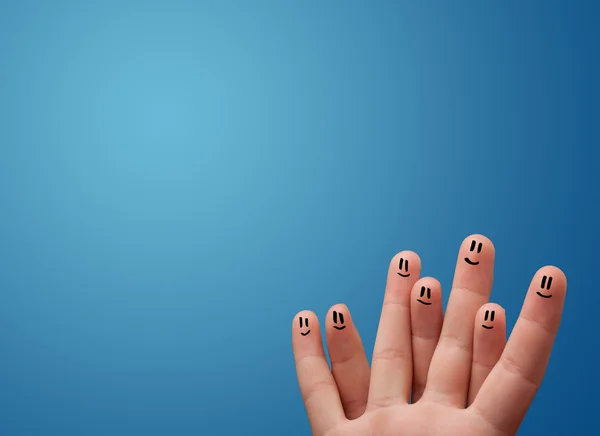 Šťastný Veselý obličej prsty při pohledu na prázdné modré pozadí kopie — Stock fotografie