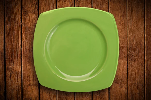 Çirkin arkaplan masasında renkli boş tabak — Stok fotoğraf