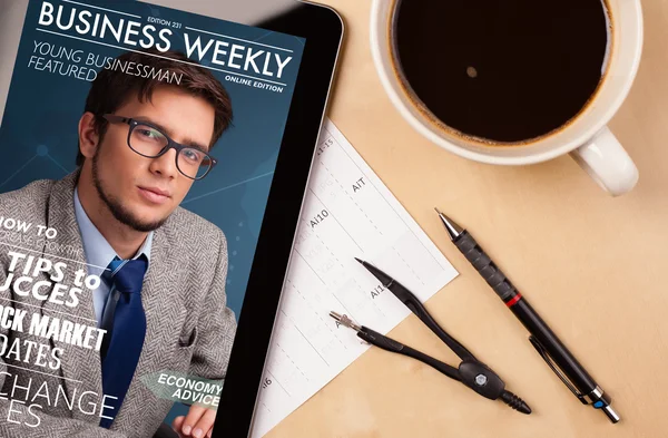 Tablet pc showing magazine on screen with a cup of coffee on a d — Stock Photo, Image