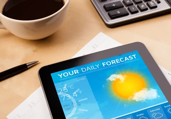 A tábla-pc bemutatás Időjárás-előrejelzés, a képernyő-val egy csésze kávé — Stock Fotó