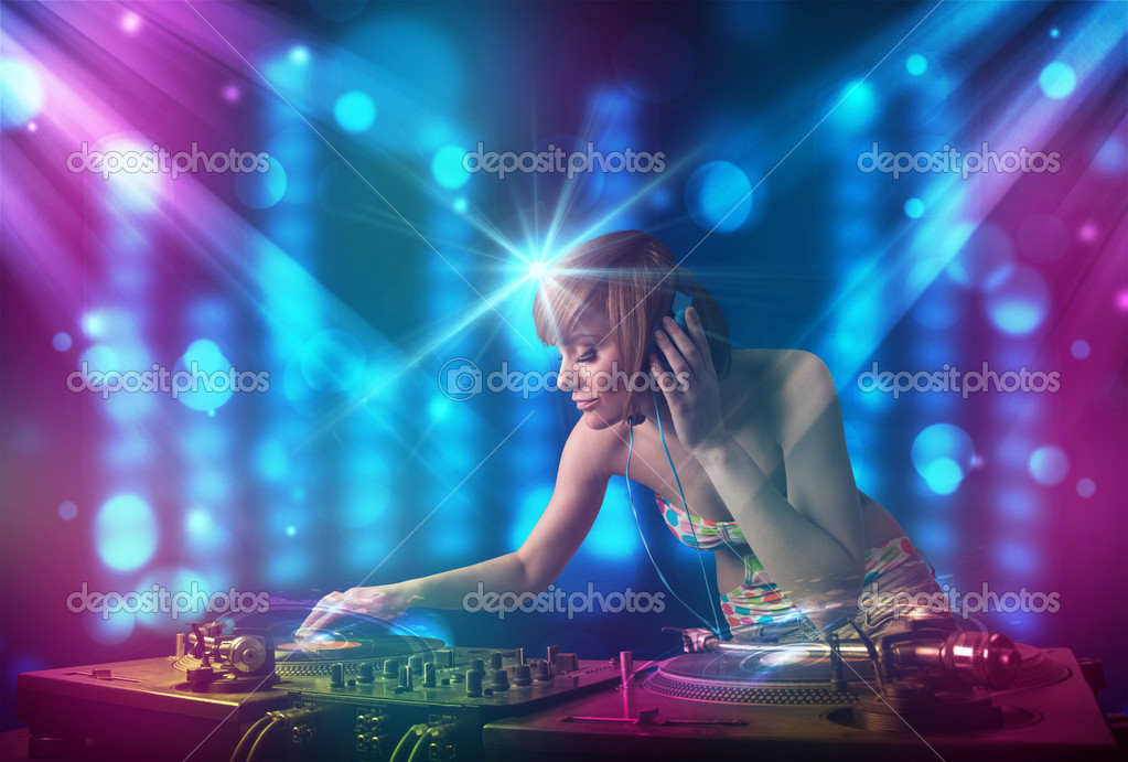 DJ Девушка Смешивания Музыки В Клубе С Синий И Фиолетовый Свет.