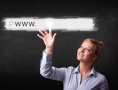 Web tarayıcınızın adres çubuğuna www si ile temas genç iş kadını